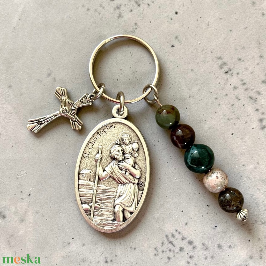 Szent Kristóf védelmező amulett kulcstartó indiai achát ásványgyöngyökkel kereszt charm medállal 002 - táska & tok - kulcstartó & táskadísz - kulcstartó - Meska.hu