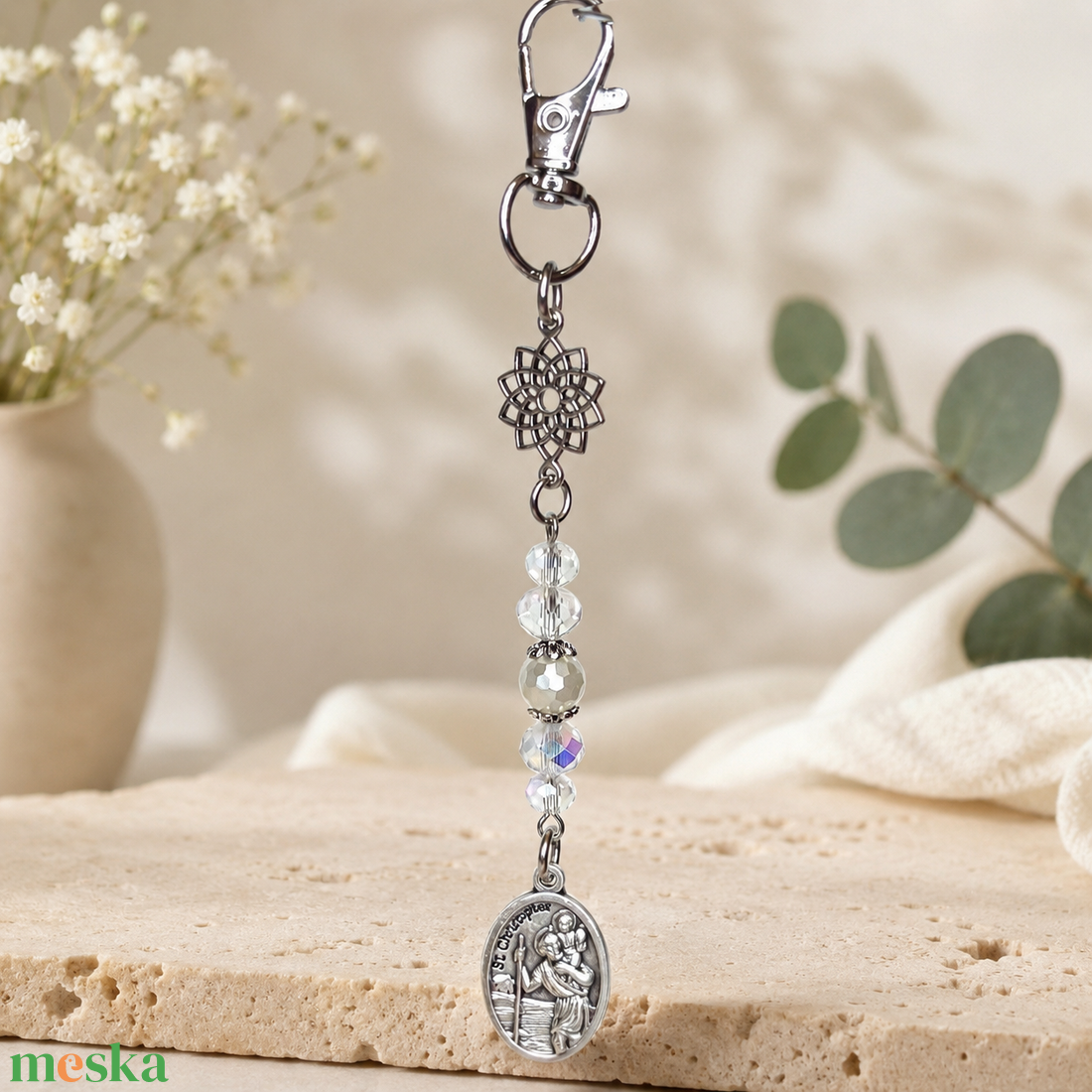 Szent Kristóf védelmező amulett kulcstartó fazettált kagylógyöngy és kristálygyöngyökből 5666498 - táska & tok - kulcstartó & táskadísz - táskadísz - Meska.hu