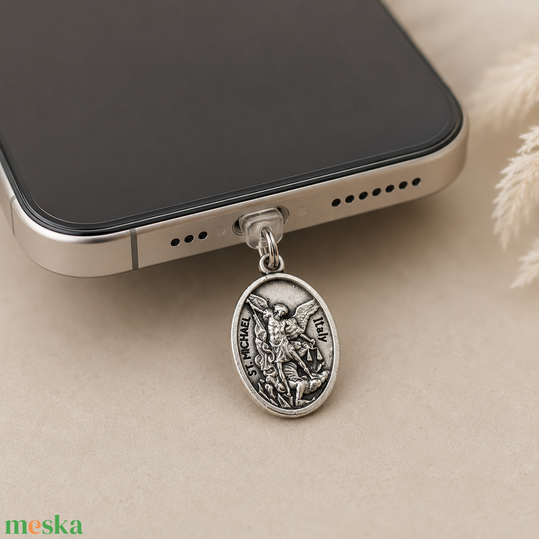 Mihály Arkangyal USB-C telefon porvédő dísz telefonékszer telefoncharm  - táska & tok - pénztárca & más tok - telefontok - Meska.hu