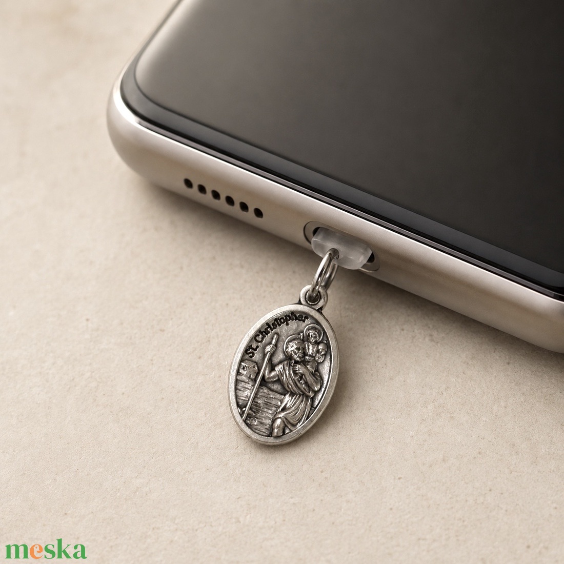 Szent Kristóf USB-C telefon porvédő dísz telefonékszer telefoncharm  - táska & tok - pénztárca & más tok - telefontok - Meska.hu