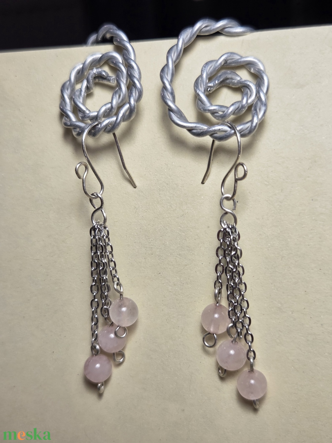 Láncos lógó fülbevaló rózskvarccal - ékszer - fülbevaló - lógó fülbevaló - Meska.hu