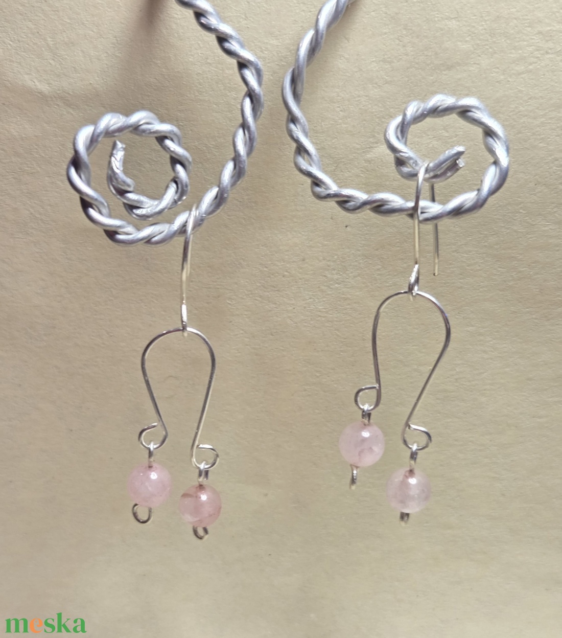 Lógós fülbevaló rózskvarccal - ékszer - fülbevaló - lógó fülbevaló - Meska.hu