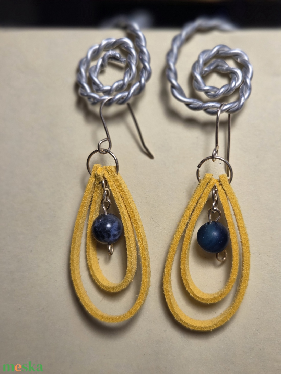 Bőr lógó fülbevaló - ékszer - fülbevaló - lógó fülbevaló - Meska.hu