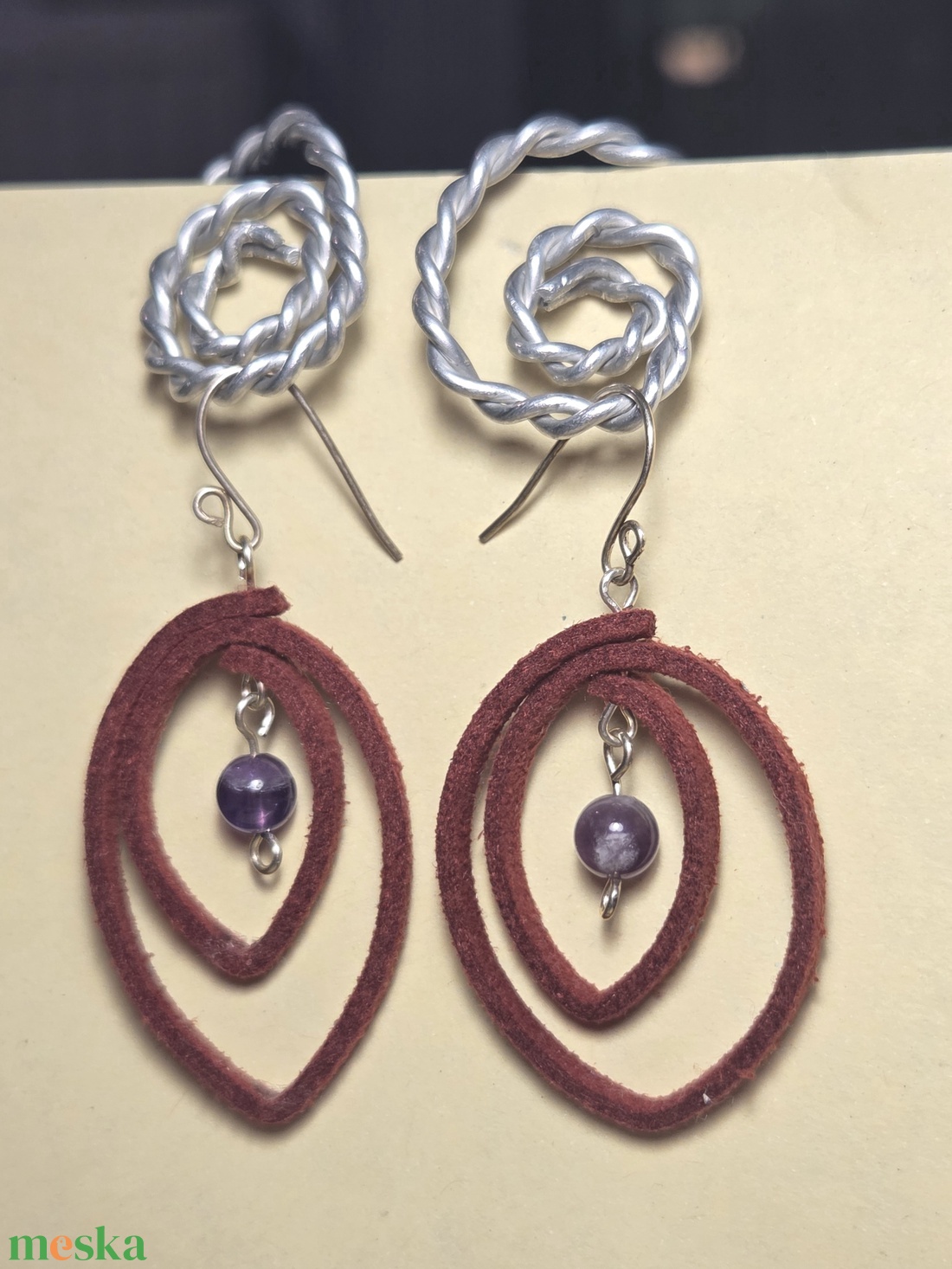 Bőr lógó fülbevaló - ékszer - fülbevaló - lógó fülbevaló - Meska.hu