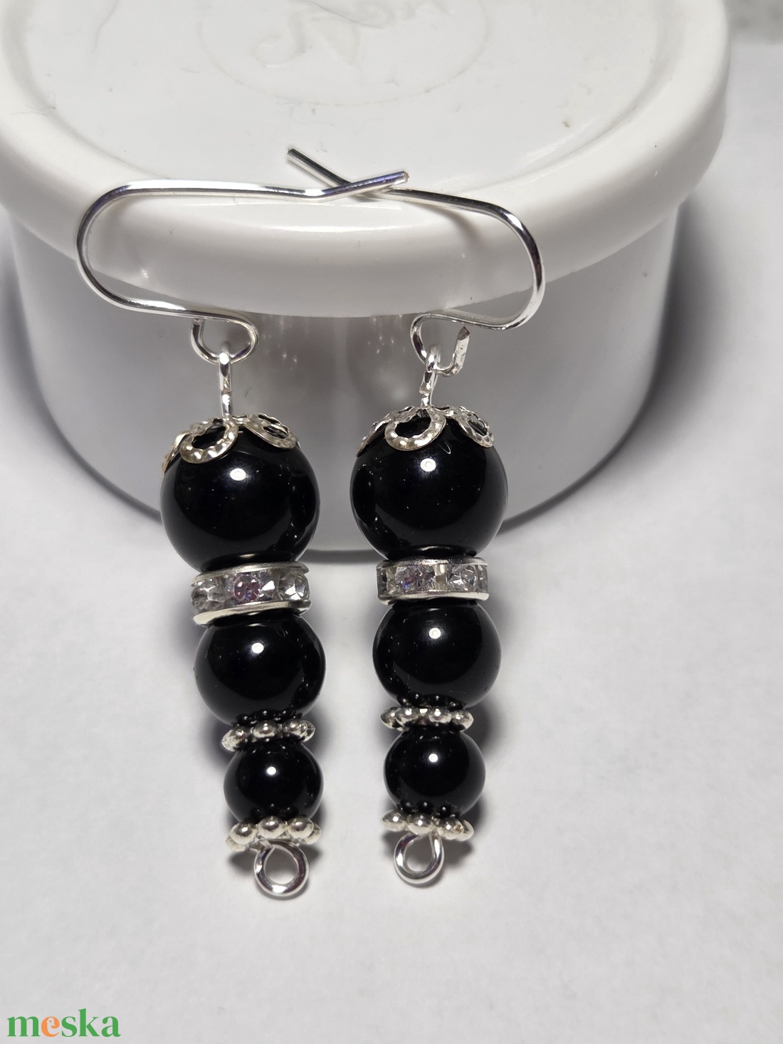 Fekete lógó fülbevaló - ékszer - fülbevaló - lógó fülbevaló - Meska.hu