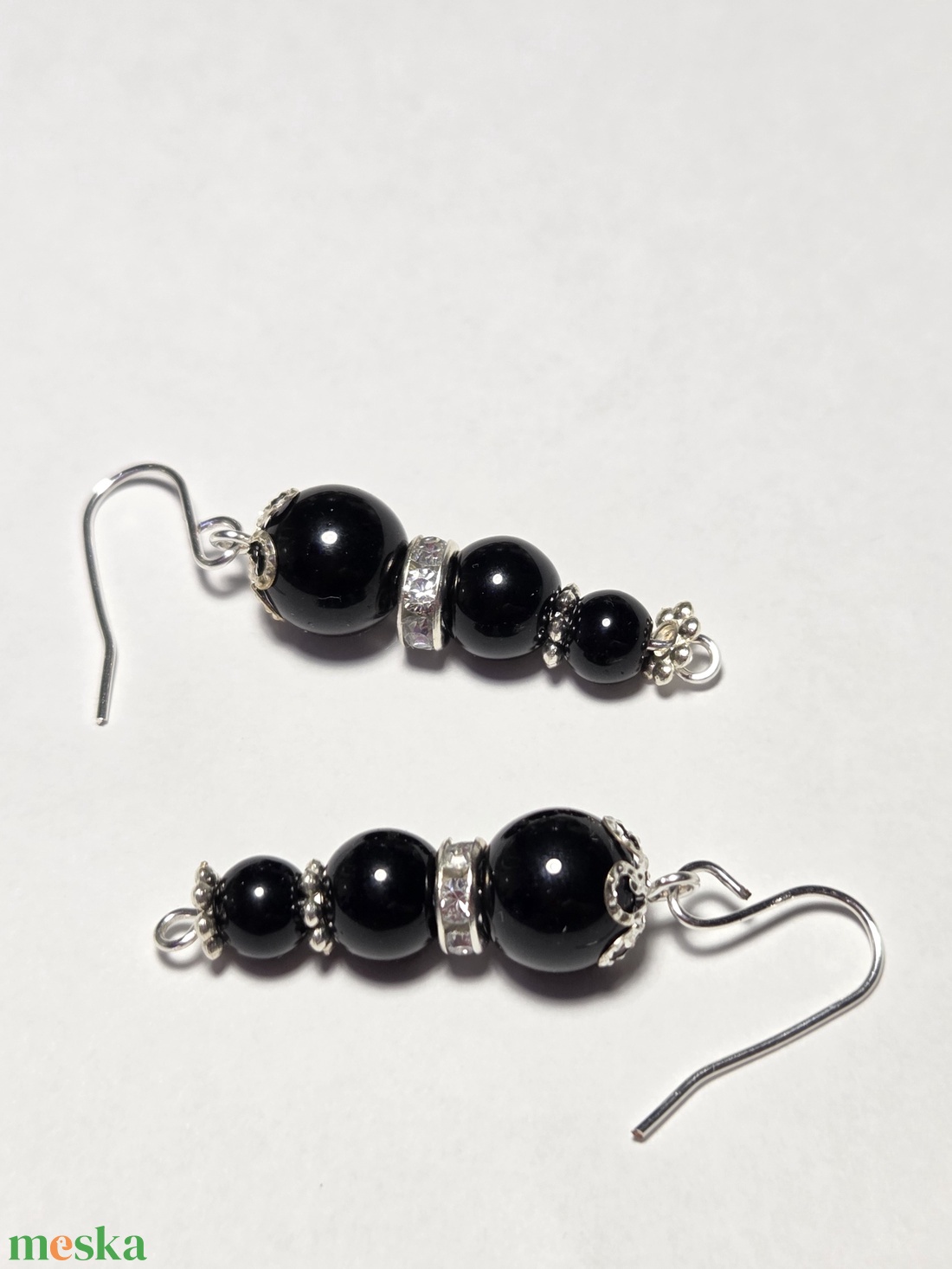 Fekete lógó fülbevaló - ékszer - fülbevaló - lógó fülbevaló - Meska.hu
