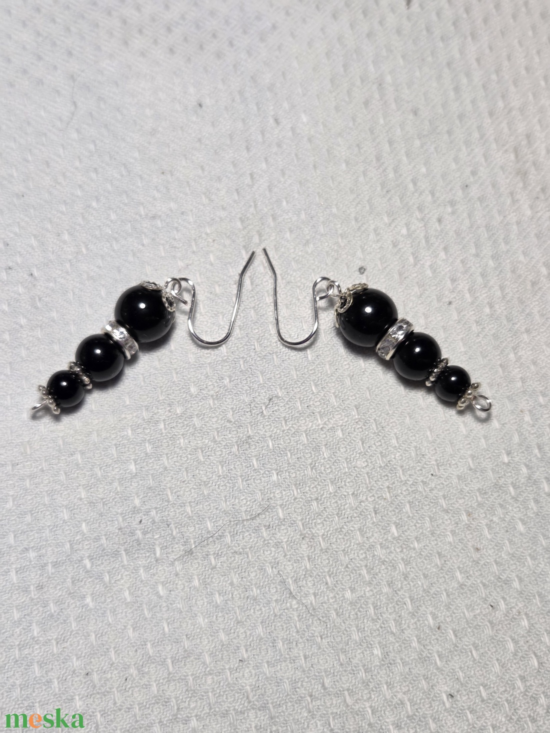 Fekete lógó fülbevaló - ékszer - fülbevaló - lógó fülbevaló - Meska.hu