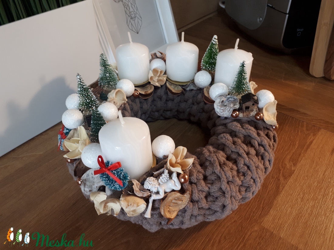 Adventi koszorú Horgolt Alapon - karácsony - adventi díszek - adventi ablakdekoráció - Meska.hu