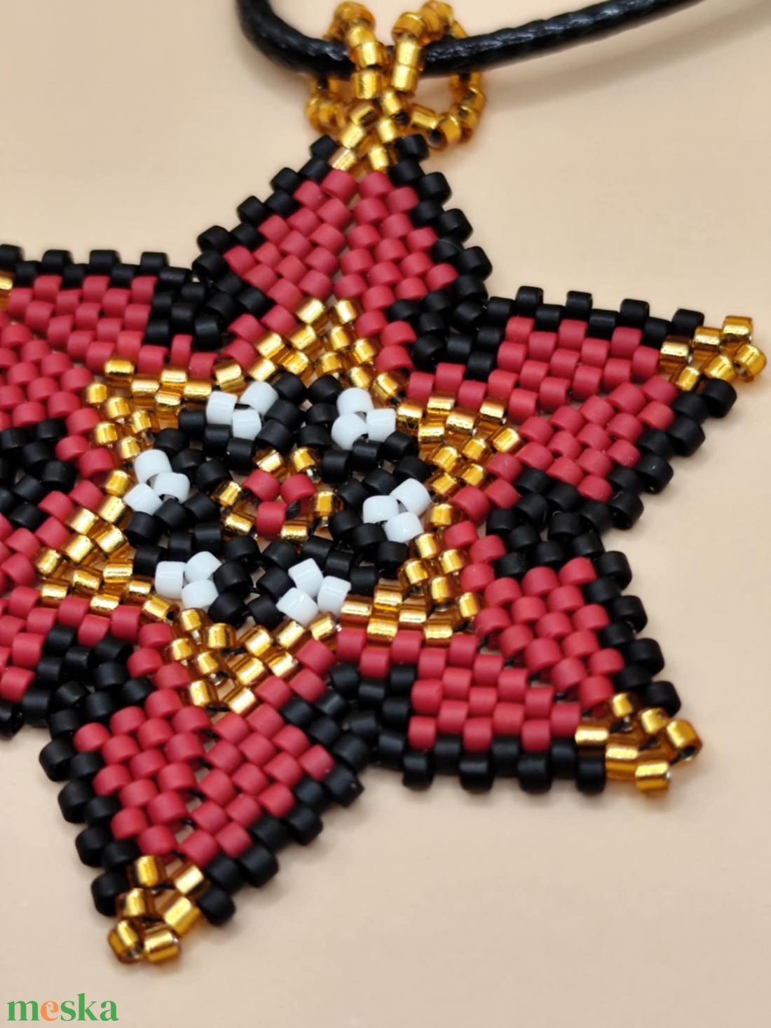 Vörös csillagvirág medál - ékszer - nyaklánc - gyöngyös nyaklánc - Meska.hu