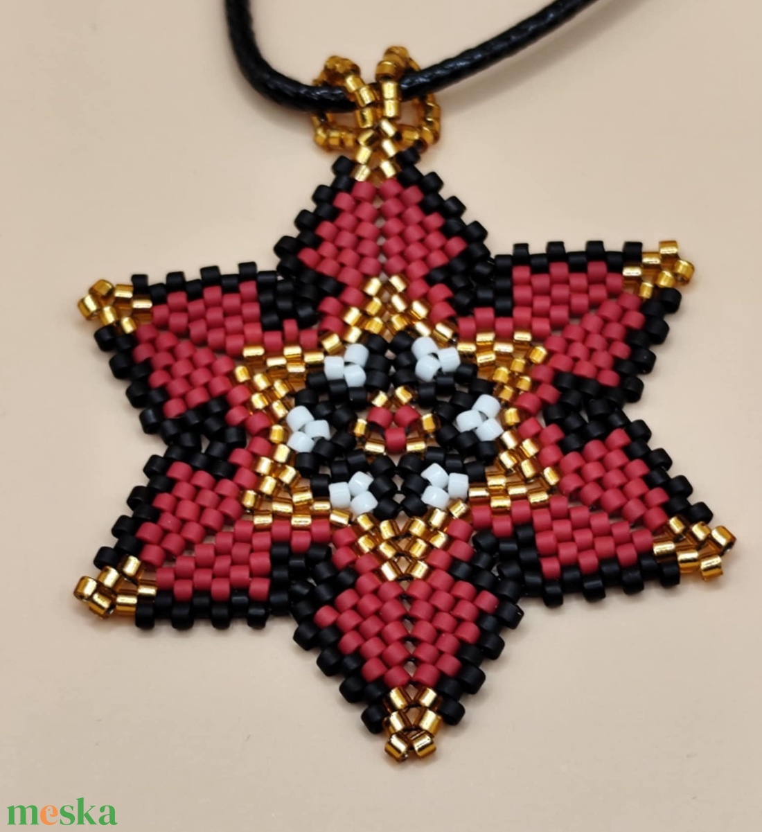 Vörös csillagvirág medál - ékszer - nyaklánc - gyöngyös nyaklánc - Meska.hu