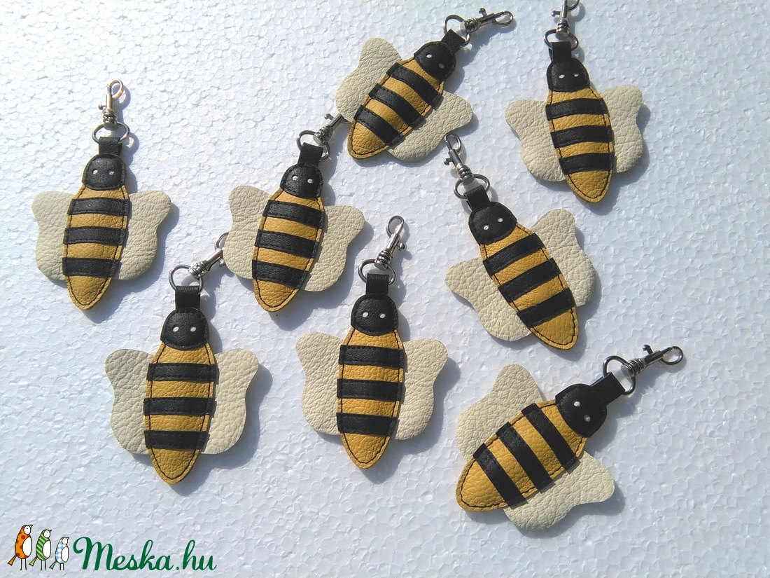 Méhecske bőr kulcstartó táskadísz karabinerrel -  - Meska.hu