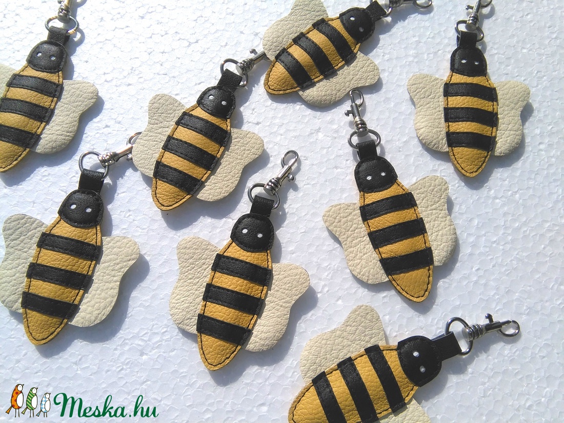 Méhecske bőr kulcstartó táskadísz karabinerrel -  - Meska.hu