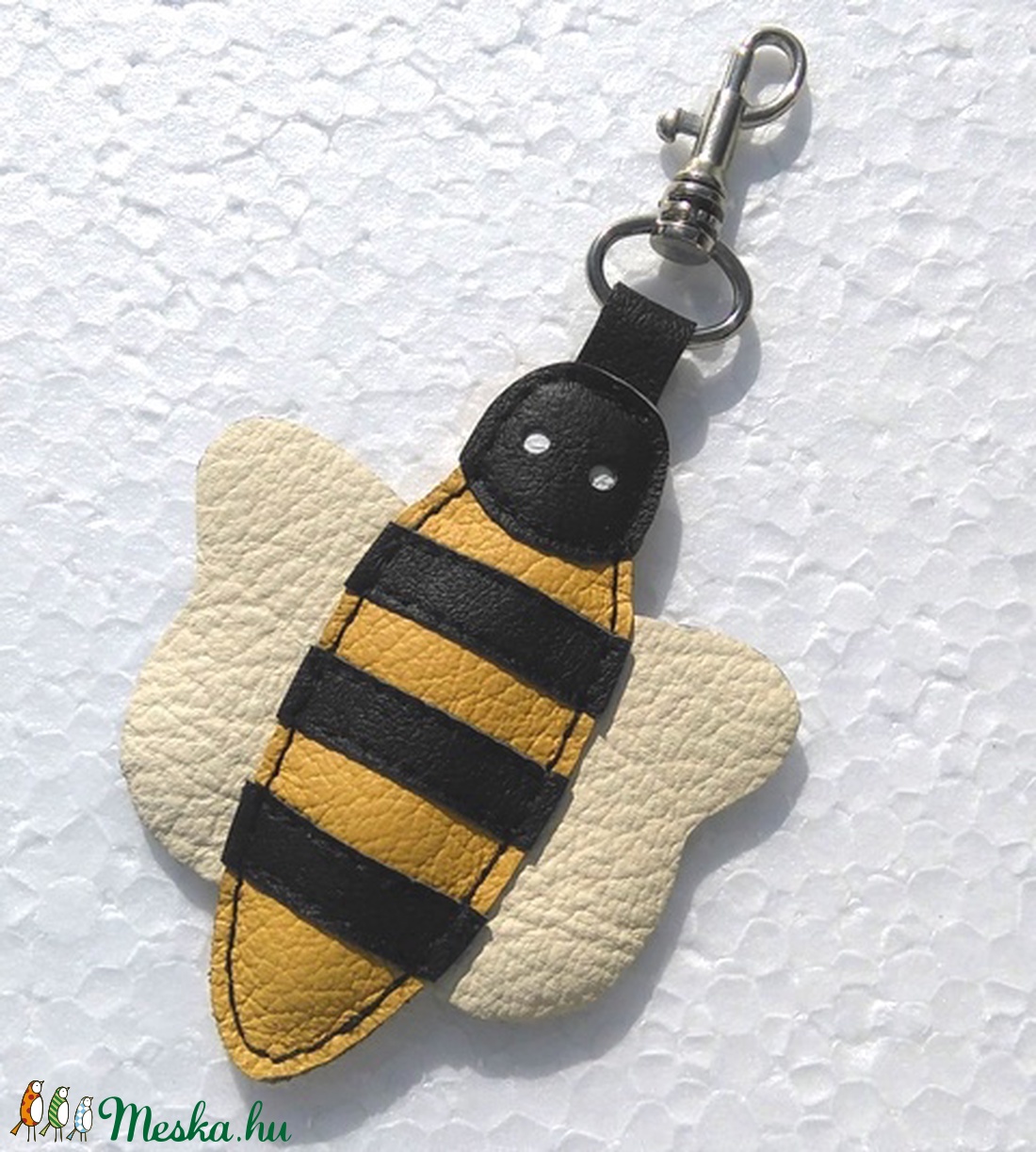 Méhecske bőr kulcstartó táskadísz karabinerrel -  - Meska.hu