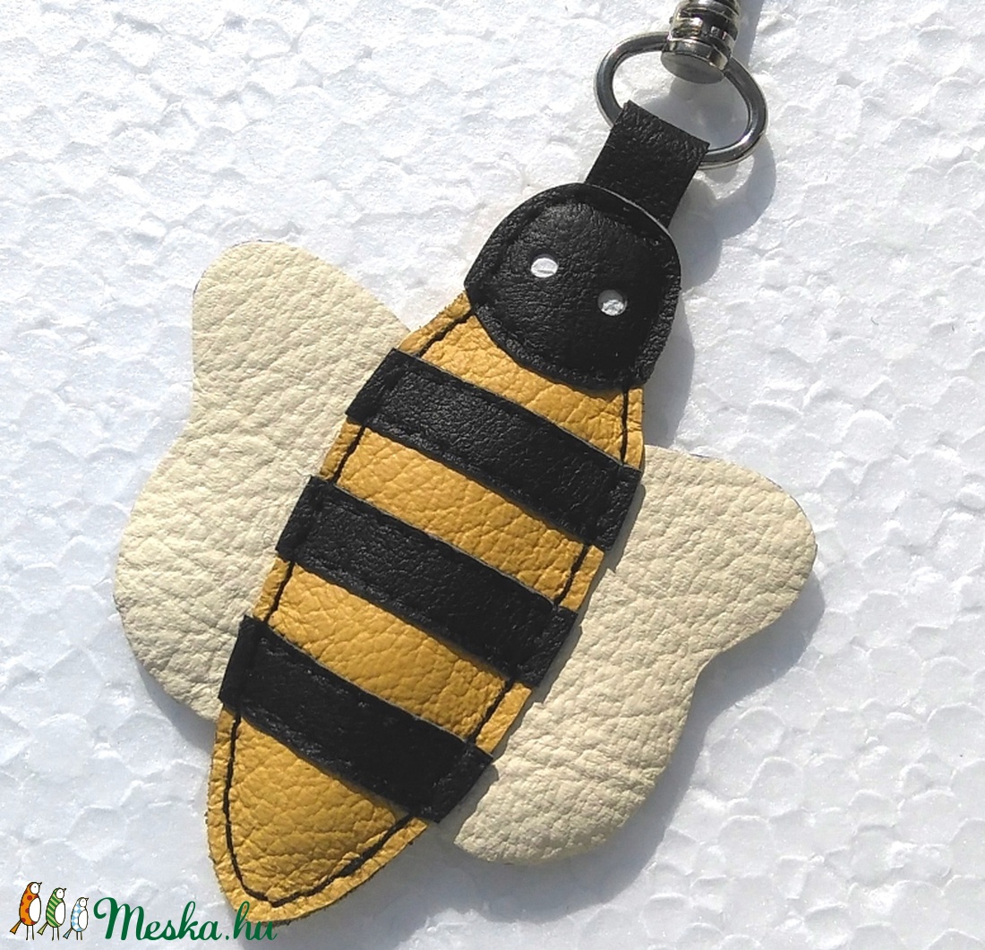 Méhecske bőr kulcstartó táskadísz karabinerrel -  - Meska.hu