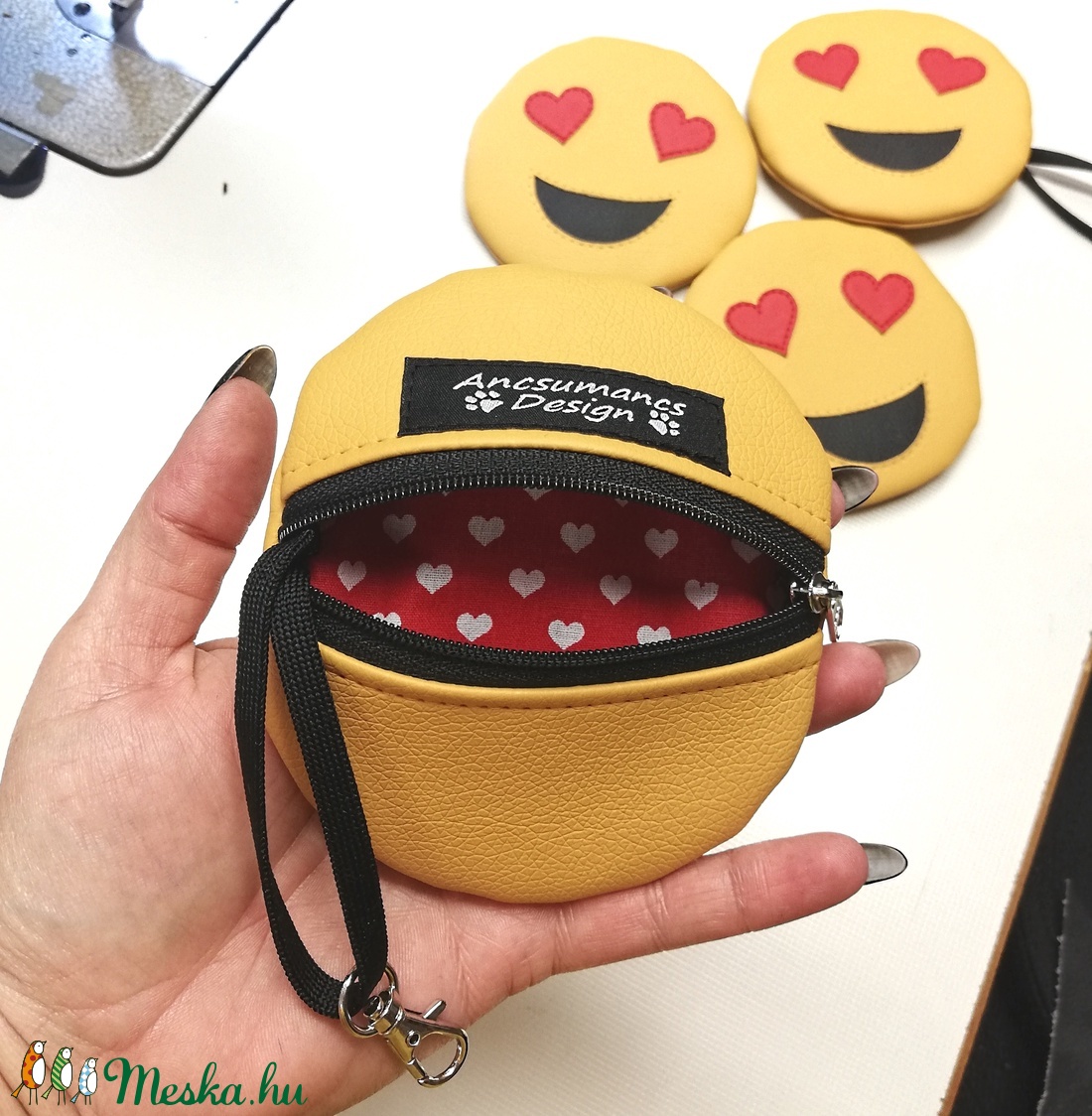 Emoji textilbőr kulcscsomótartó,kis tartóka,A szerelmes - - Meska.hu Emoji textilbőr kulcscsomótartó,kis tartóka,A szerelmes - - Meska.hu