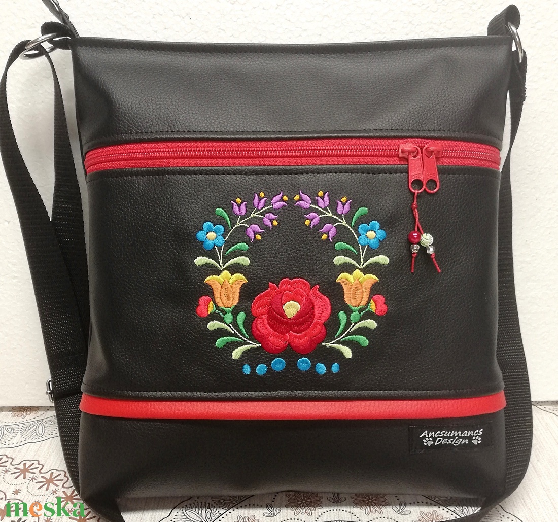 Hímzett 30x30-as pakolós válltáska oldaltáska fekete HungarianFolkart05 - táska & tok - kézitáska & válltáska - vállon átvethető táska - Meska.hu Hímzett 30x30-as pakolós válltáska oldaltáska fekete HungarianFolkart05 - táska & tok - kézitáska & válltáska - vállon átvethető táska - Meska.hu