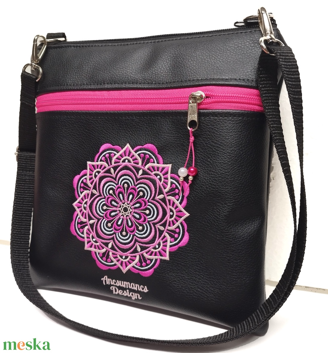 Hímzett oldaltáska övtáska fekete 25x25cm Pink mandala - táska & tok - kézitáska & válltáska - vállon átvethető táska - Meska.hu