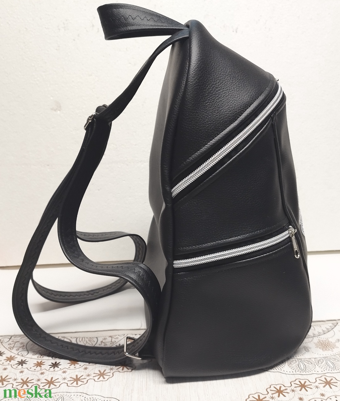 MAXIM BackPack L hátizsák - Elegáns fekete hímzett fehér mandalával textilbőr pántokkal 35x28x16 - táska & tok - hátizsák - hátizsák - Meska.hu