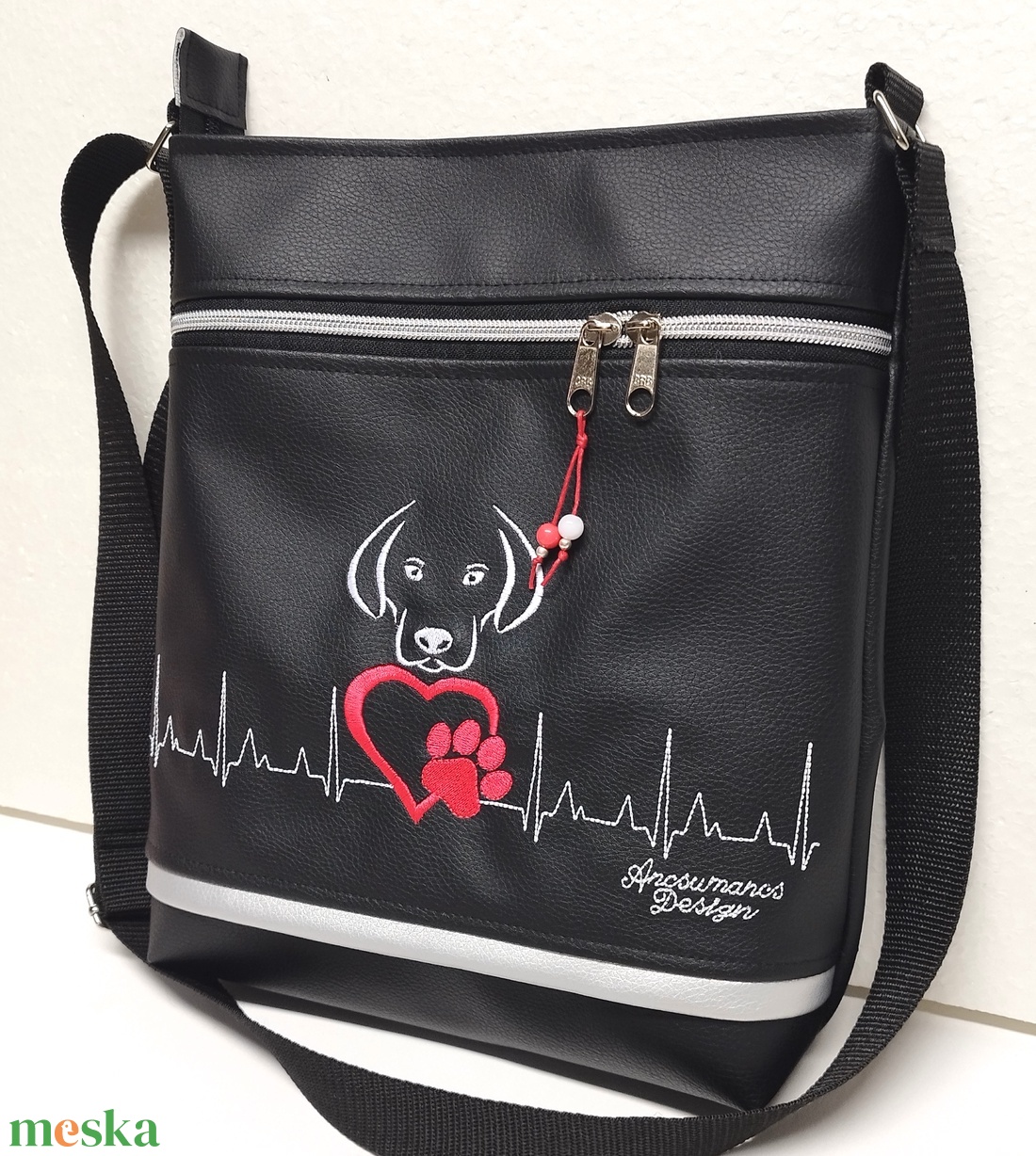  Női 26x30 crossbody oldaltáska - Szívdobogás Hímzett EKG szív tappancs kutya neszivel - táska & tok - kézitáska & válltáska - vállon átvethető táska - Meska.hu