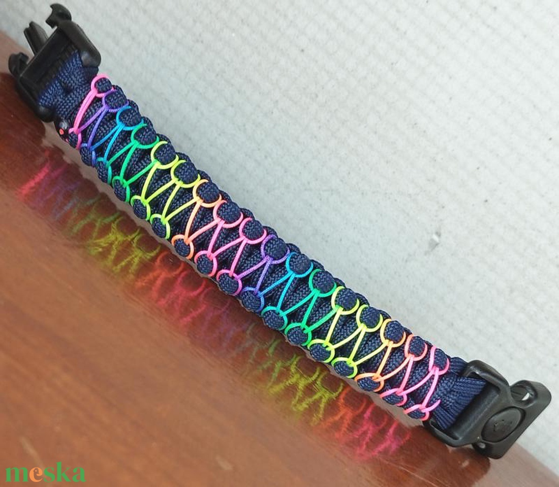 Designer túlélő paracord karkötő biztonsági csattal COBRA RIDER STITCH Navy kék szivárvány (csuklóméret 16-16,5cm) - ékszer - karkötő - fonott karkötő - Meska.hu Designer túlélő paracord karkötő biztonsági csattal COBRA RIDER STITCH Navy kék szivárvány (csuklóméret 16-16,5cm) - ékszer - karkötő - fonott karkötő - Meska.hu