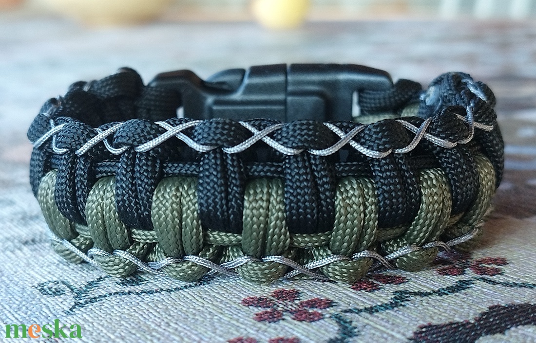 Taktikai túlélő paracord karkötő biztonsági csattal COW HITCH ARMY fekete keki (csuklóméret 18-18,5cm) - ékszer - karkötő - fonott karkötő - Meska.hu