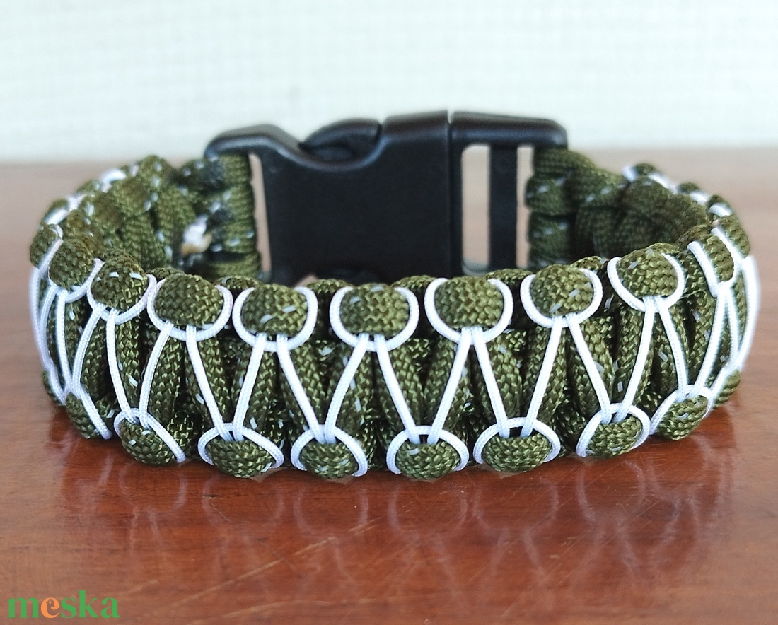 Designer Túlélő Paracord Karkötő Biztonsági Csattal COBRA RIDER STITCH ARMY Keki Fehér(Csuklóméret 19-20cm) - ékszer - karkötő - fonott karkötő - Meska.hu