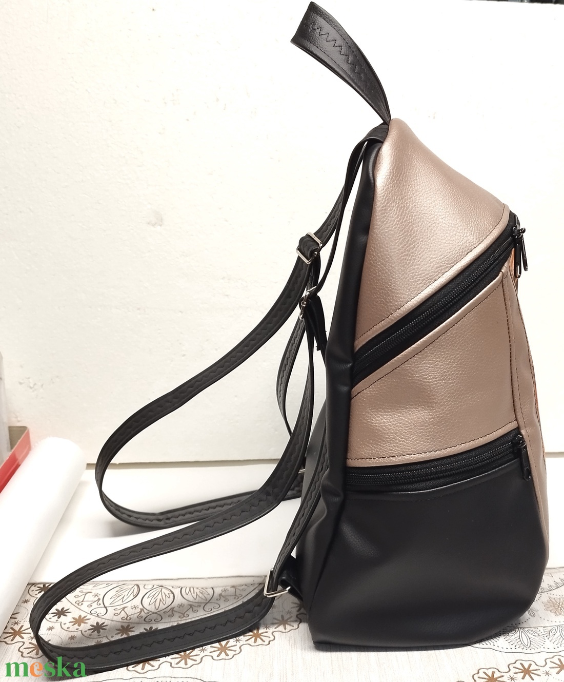 MAXIM BackPack L hátizsák - Álomfogó fekete púder alapon textilbőr pántokkal 36x28x16 - táska & tok - hátizsák - hátizsák - Meska.hu MAXIM BackPack L hátizsák - Álomfogó fekete púder alapon textilbőr pántokkal 36x28x16 - táska & tok - hátizsák - hátizsák - Meska.hu