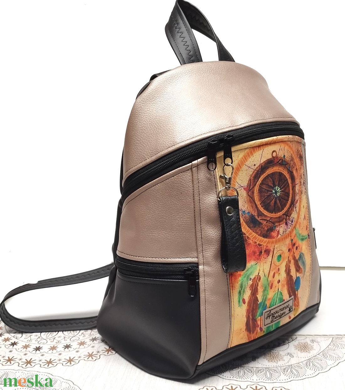 MAXIM BackPack L hátizsák - Álomfogó fekete púder alapon textilbőr pántokkal 36x28x16 - táska & tok - hátizsák - hátizsák - Meska.hu MAXIM BackPack L hátizsák - Álomfogó fekete púder alapon textilbőr pántokkal 36x28x16 - táska & tok - hátizsák - hátizsák - Meska.hu