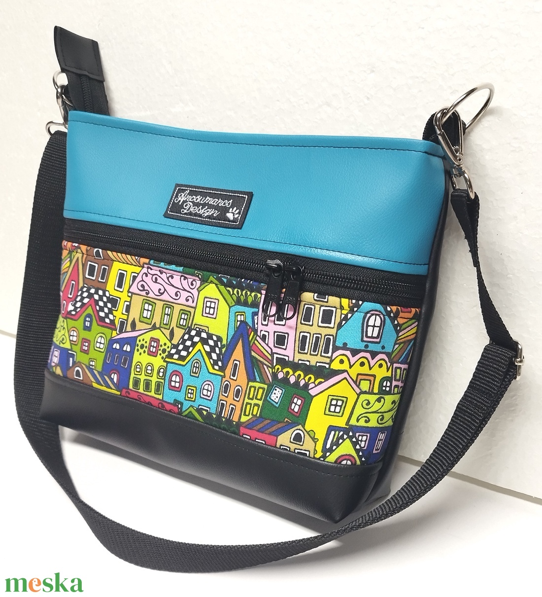 Bella Midi crossbody oldaltáska övtáska 26x21cm - Házikók türkizzel - táska & tok - kézitáska & válltáska - vállon átvethető táska - Meska.hu Bella Midi crossbody oldaltáska övtáska 26x21cm - Házikók türkizzel - táska & tok - kézitáska & válltáska - vállon átvethető táska - Meska.hu