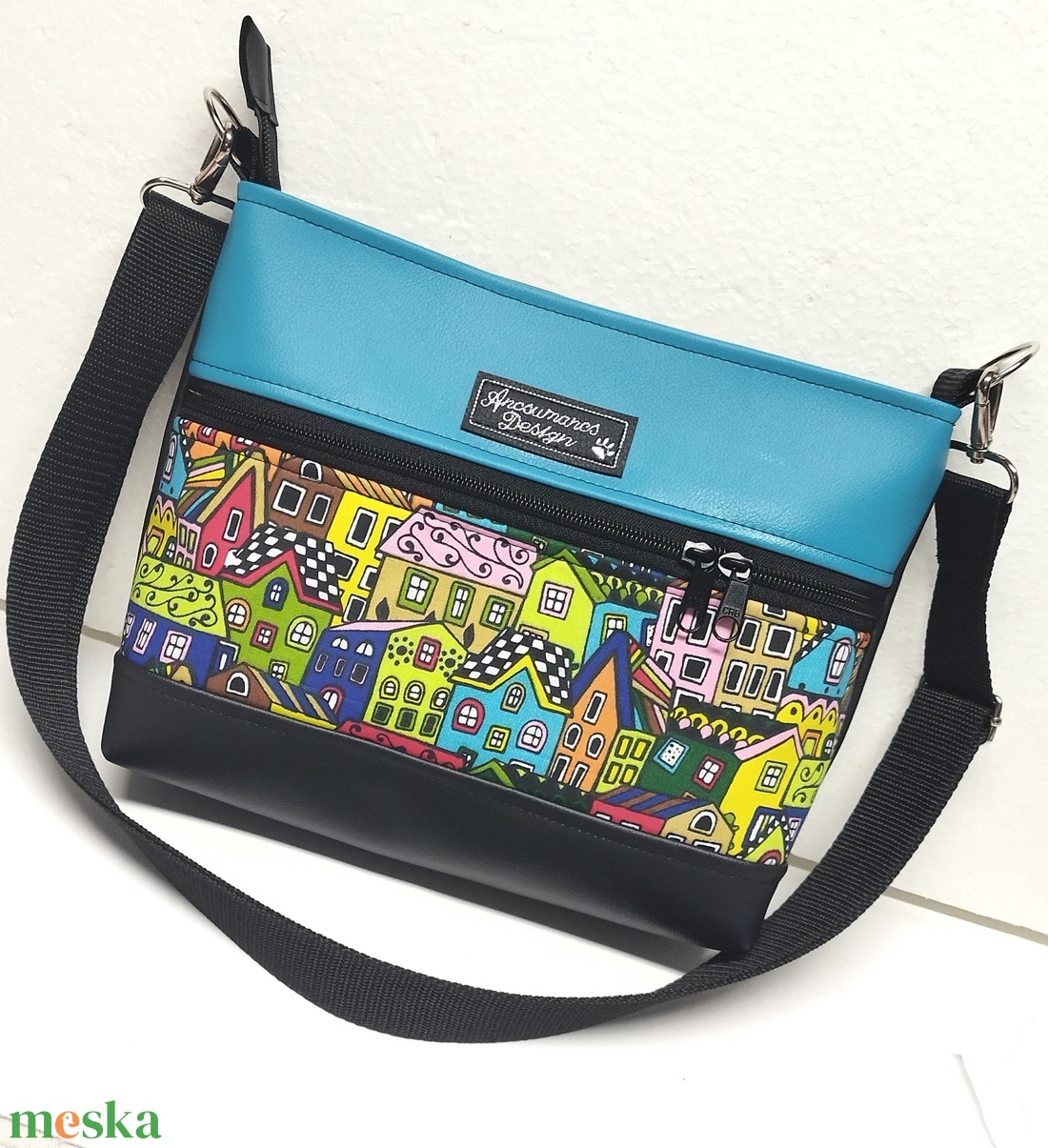 Bella Midi crossbody oldaltáska övtáska 26x21cm - Házikók türkizzel - táska & tok - kézitáska & válltáska - vállon átvethető táska - Meska.hu Bella Midi crossbody oldaltáska övtáska 26x21cm - Házikók türkizzel - táska & tok - kézitáska & válltáska - vállon átvethető táska - Meska.hu