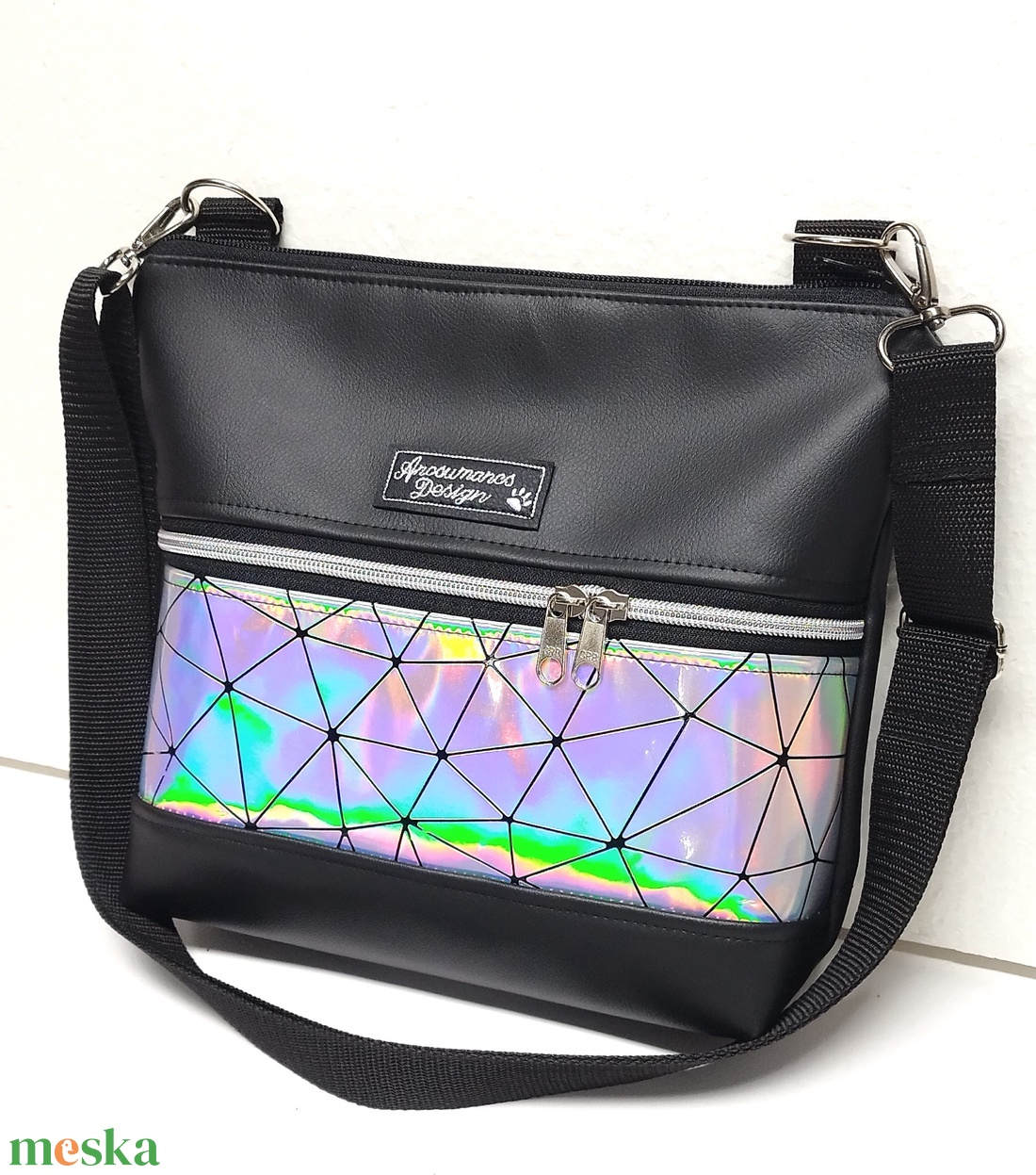 Bella crossbody oldaltáska 28x24cm - Fekete lézerhologram - táska & tok - kézitáska & válltáska - vállon átvethető táska - Meska.hu Bella crossbody oldaltáska 28x24cm - Fekete lézerhologram - táska & tok - kézitáska & válltáska - vállon átvethető táska - Meska.hu