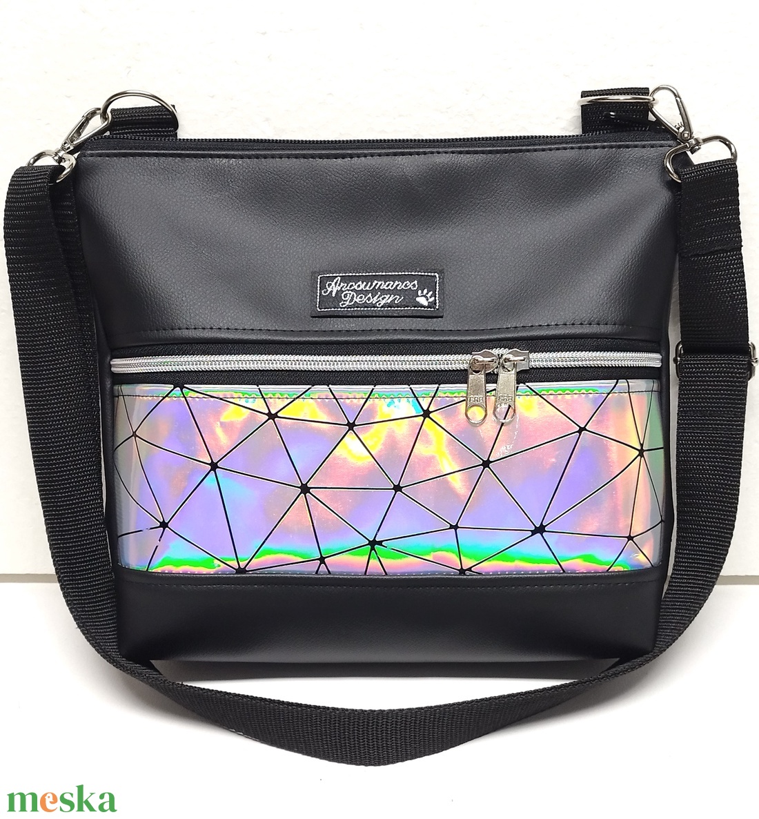 Bella crossbody oldaltáska 28x24cm - Fekete lézerhologram - táska & tok - kézitáska & válltáska - vállon átvethető táska - Meska.hu Bella crossbody oldaltáska 28x24cm - Fekete lézerhologram - táska & tok - kézitáska & válltáska - vállon átvethető táska - Meska.hu