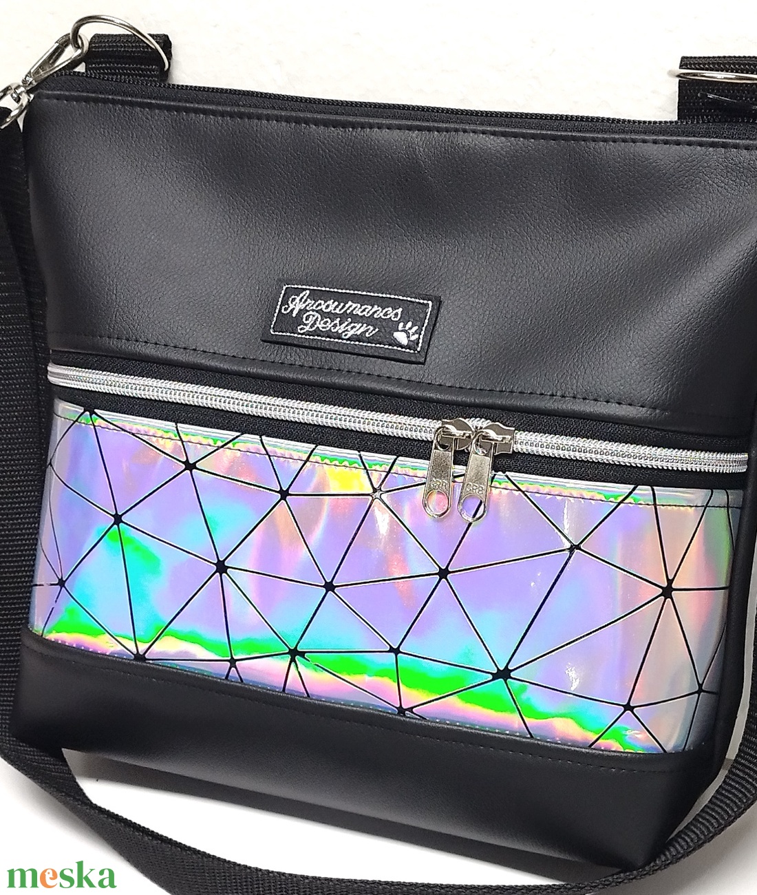 Bella crossbody oldaltáska 28x24cm - Fekete lézerhologram - táska & tok - kézitáska & válltáska - vállon átvethető táska - Meska.hu Bella crossbody oldaltáska 28x24cm - Fekete lézerhologram - táska & tok - kézitáska & válltáska - vállon átvethető táska - Meska.hu