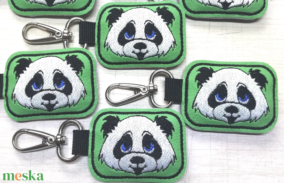 Hímzett panda maci kulcstartó karabinerrel - táska & tok - kulcstartó & táskadísz - kulcstartó - Meska.hu Hímzett panda maci kulcstartó karabinerrel - táska & tok - kulcstartó & táskadísz - kulcstartó - Meska.hu