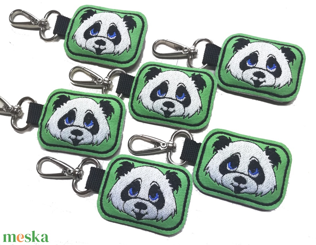 Hímzett panda maci kulcstartó karabinerrel - táska & tok - kulcstartó & táskadísz - kulcstartó - Meska.hu Hímzett panda maci kulcstartó karabinerrel - táska & tok - kulcstartó & táskadísz - kulcstartó - Meska.hu