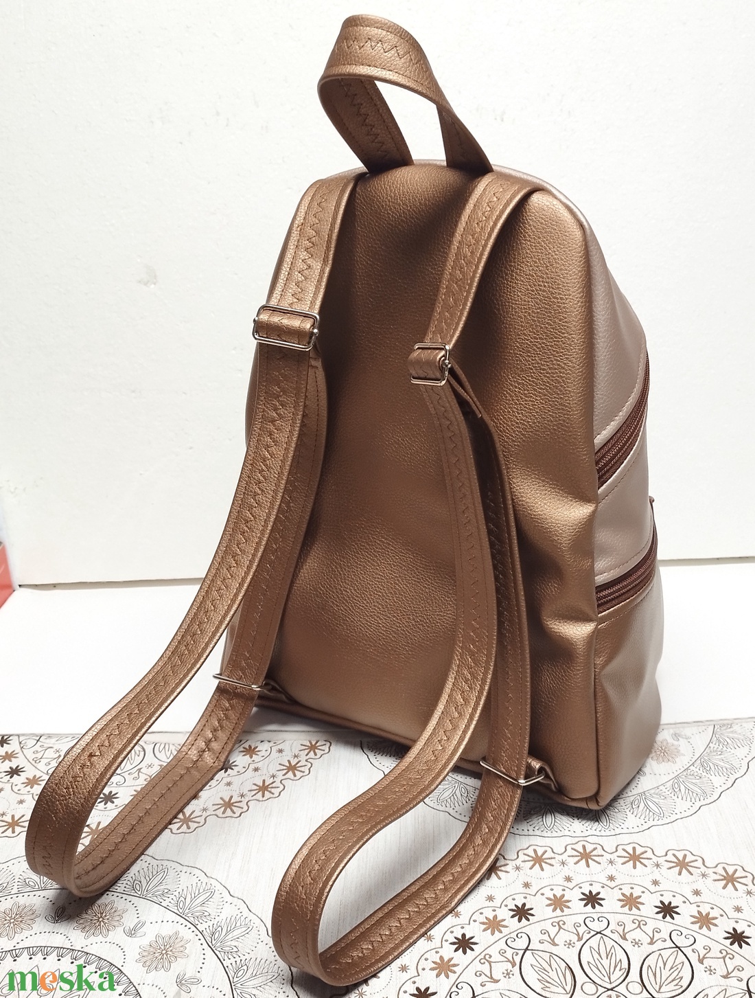 MAXIM BackPack L hátizsák - Réti virágok púder és bronz alapon textilbőr pántokkal - táska & tok - hátizsák - hátizsák - Meska.hu MAXIM BackPack L hátizsák - Réti virágok púder és bronz alapon textilbőr pántokkal - táska & tok - hátizsák - hátizsák - Meska.hu