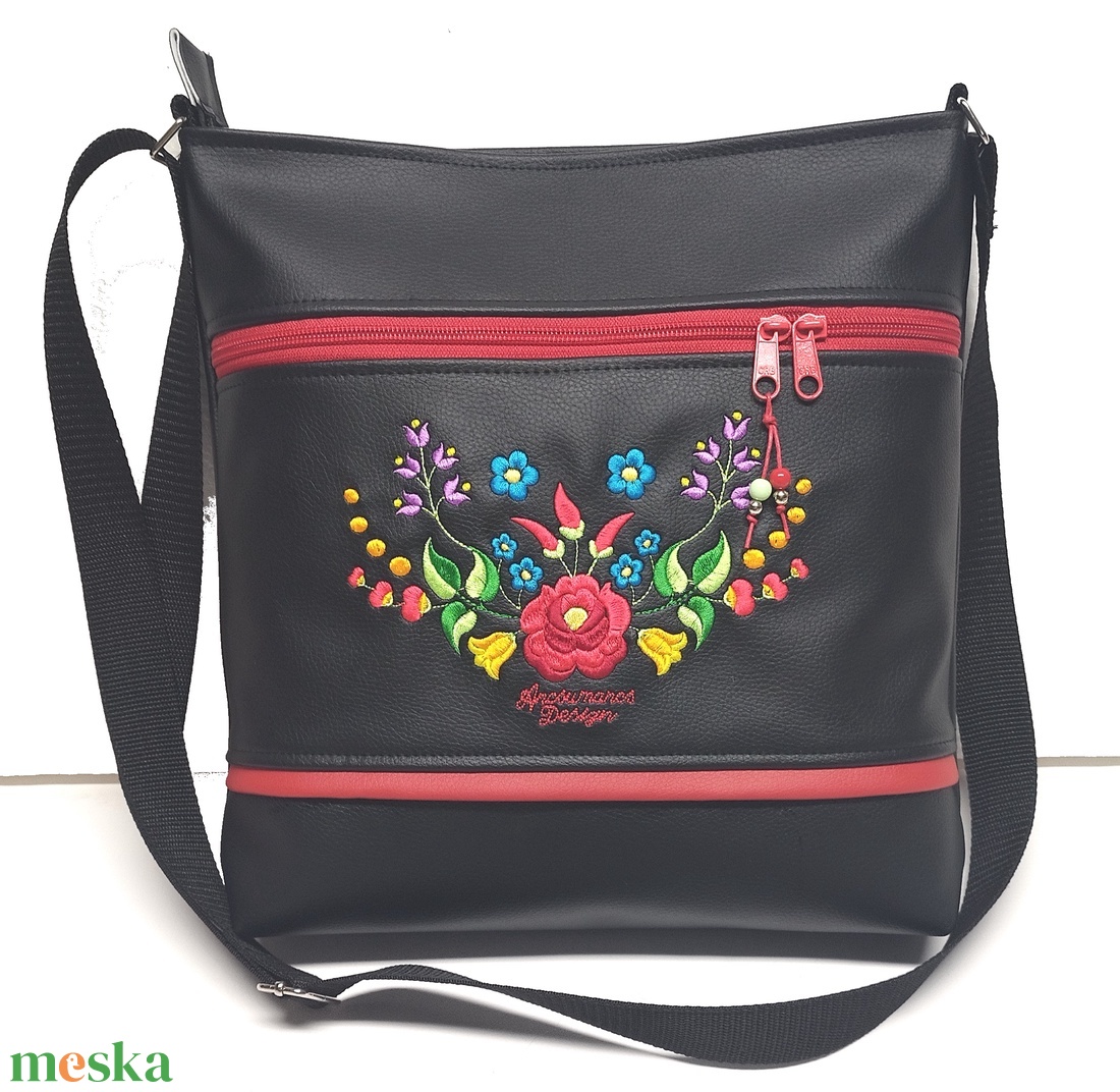 Hímzett 30x30-as pakolós kalocsai virágos válltáska oldaltáska fekete HungarianFolkart27 - táska & tok - kézitáska & válltáska - vállon átvethető táska - Meska.hu Hímzett 30x30-as pakolós kalocsai virágos válltáska oldaltáska fekete HungarianFolkart27 - táska & tok - kézitáska & válltáska - vállon átvethető táska - Meska.hu