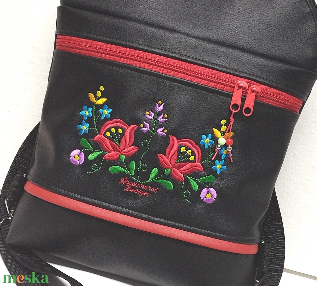 Tália hátizsák 4 zsebbel - Elegáns fekete Hungarian Folkart24 Kalocsai virágos hátizsák - táska & tok - hátizsák - roll top hátizsák - Meska.hu