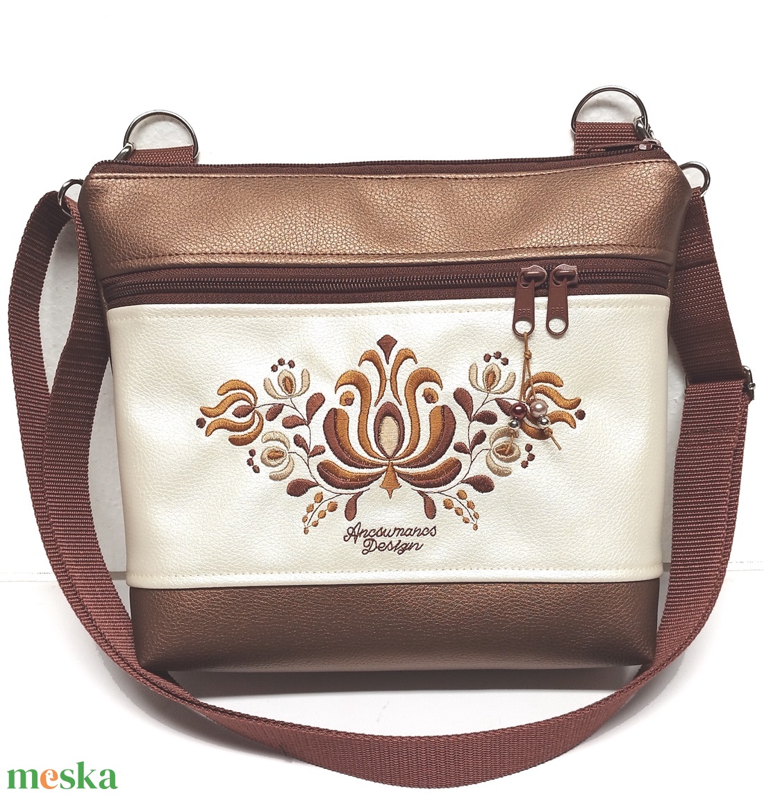 Bella crossbody oldaltáska 28x24cm - Hímzett Matyó mintás Hungarian Folkart28 bronz pezsgő - táska & tok - kézitáska & válltáska - vállon átvethető táska - Meska.hu Bella crossbody oldaltáska 28x24cm - Hímzett Matyó mintás Hungarian Folkart28 bronz pezsgő - táska & tok - kézitáska & válltáska - vállon átvethető táska - Meska.hu