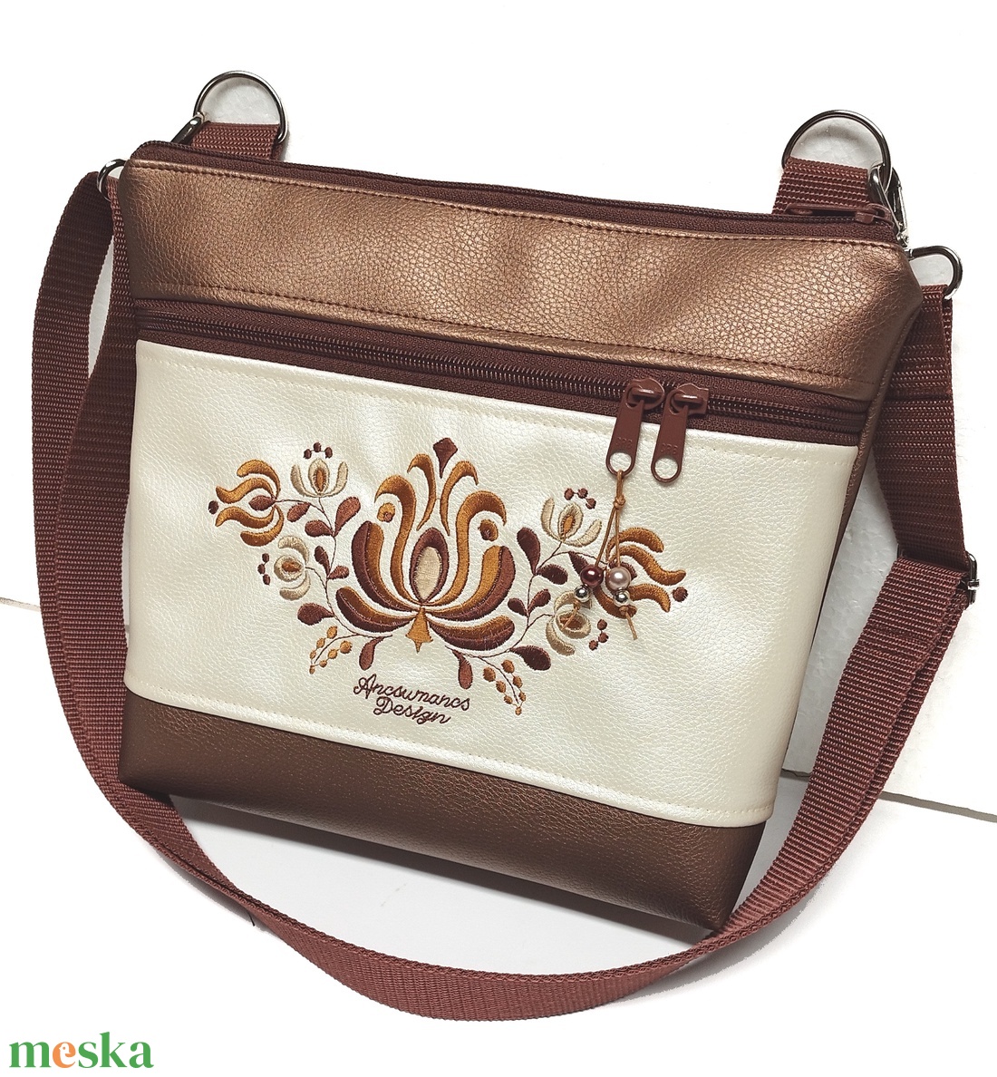 Bella crossbody oldaltáska 28x24cm - Hímzett Matyó mintás Hungarian Folkart28 bronz pezsgő - táska & tok - kézitáska & válltáska - vállon átvethető táska - Meska.hu Bella crossbody oldaltáska 28x24cm - Hímzett Matyó mintás Hungarian Folkart28 bronz pezsgő - táska & tok - kézitáska & válltáska - vállon átvethető táska - Meska.hu