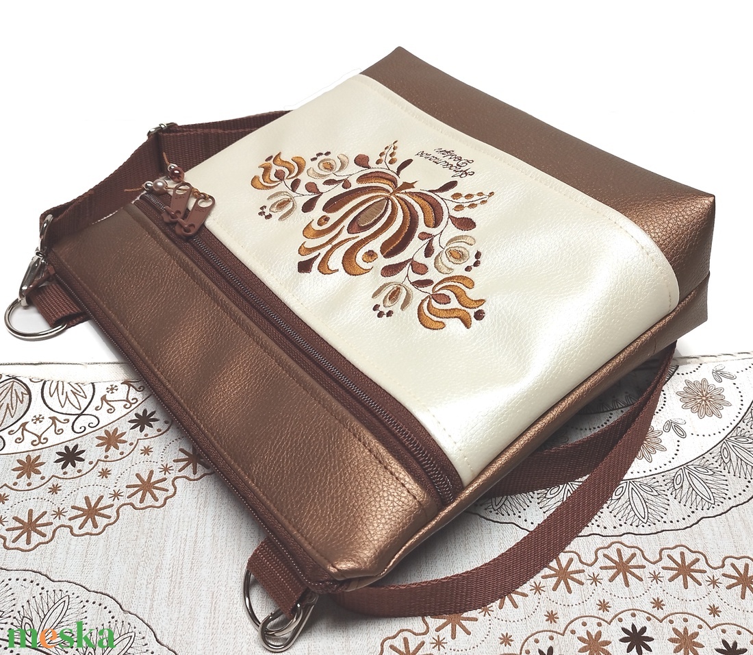 Bella crossbody oldaltáska 28x24cm - Hímzett Matyó mintás Hungarian Folkart28 bronz pezsgő - táska & tok - kézitáska & válltáska - vállon átvethető táska - Meska.hu Bella crossbody oldaltáska 28x24cm - Hímzett Matyó mintás Hungarian Folkart28 bronz pezsgő - táska & tok - kézitáska & válltáska - vállon átvethető táska - Meska.hu