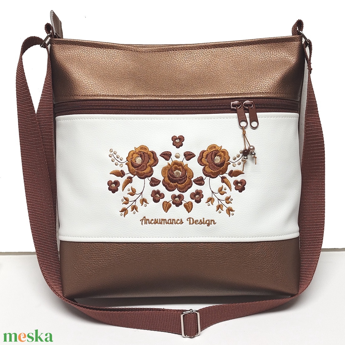 Hímzett 30x30-as pakolós kalocsai virágos válltáska oldaltáska HungarianFolkart20 Bronz-fehér - táska & tok - kézitáska & válltáska - vállon átvethető táska - Meska.hu Hímzett 30x30-as pakolós kalocsai virágos válltáska oldaltáska HungarianFolkart20 Bronz-fehér - táska & tok - kézitáska & válltáska - vállon átvethető táska - Meska.hu
