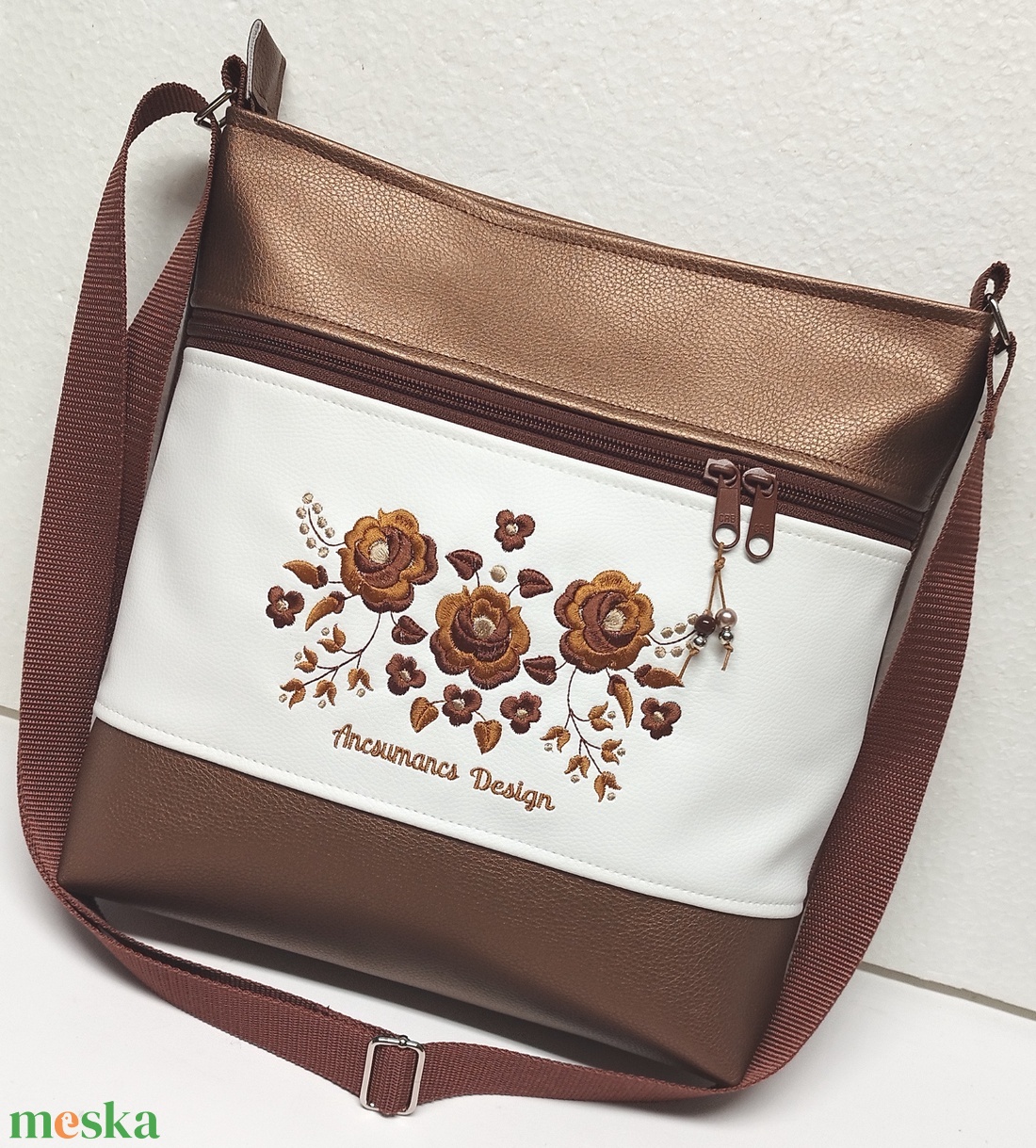 Hímzett 30x30-as pakolós kalocsai virágos válltáska oldaltáska HungarianFolkart20 Bronz-fehér - táska & tok - kézitáska & válltáska - vállon átvethető táska - Meska.hu Hímzett 30x30-as pakolós kalocsai virágos válltáska oldaltáska HungarianFolkart20 Bronz-fehér - táska & tok - kézitáska & válltáska - vállon átvethető táska - Meska.hu