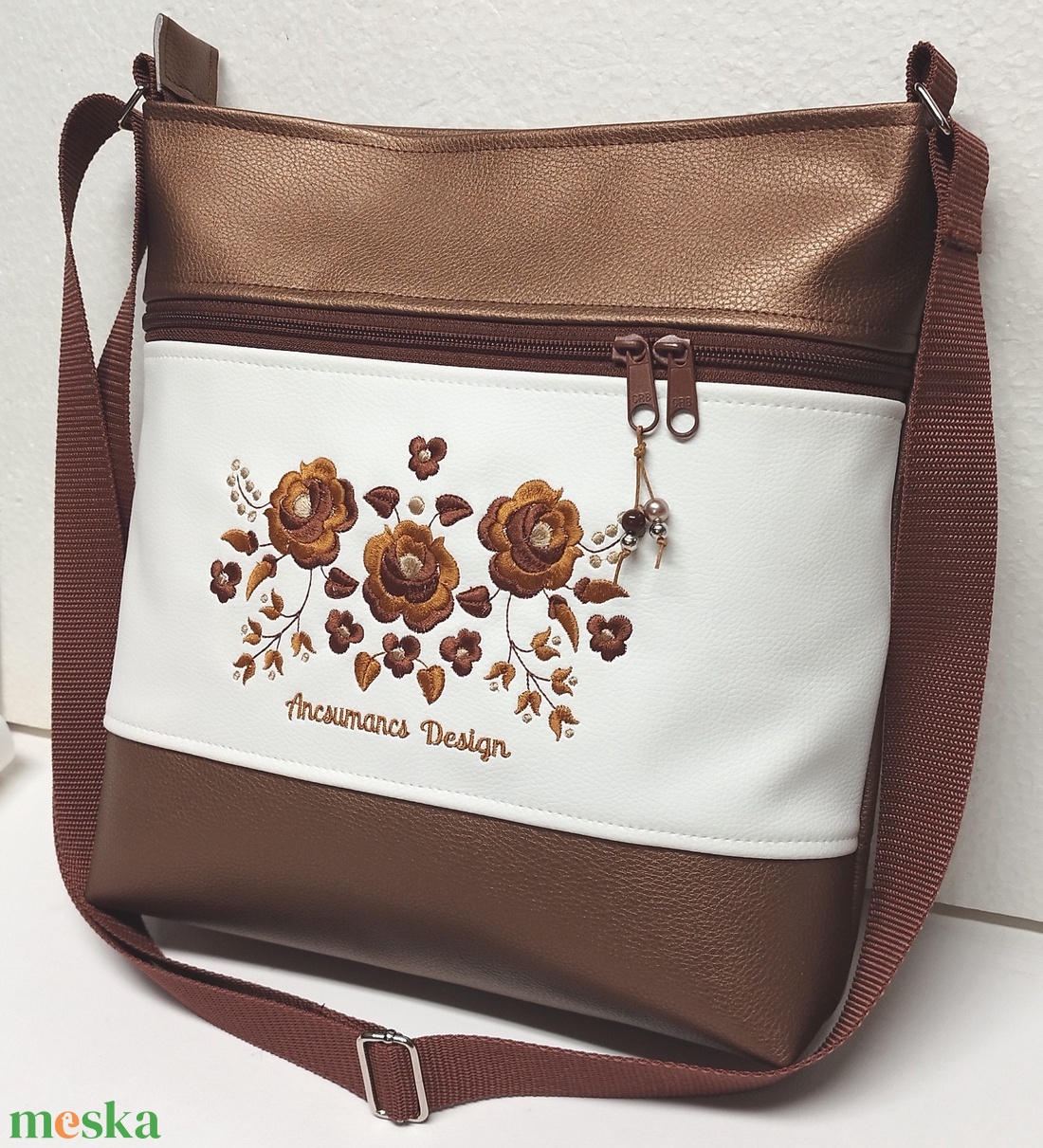 Hímzett 30x30-as pakolós kalocsai virágos válltáska oldaltáska HungarianFolkart20 Bronz-fehér - táska & tok - kézitáska & válltáska - vállon átvethető táska - Meska.hu Hímzett 30x30-as pakolós kalocsai virágos válltáska oldaltáska HungarianFolkart20 Bronz-fehér - táska & tok - kézitáska & válltáska - vállon átvethető táska - Meska.hu