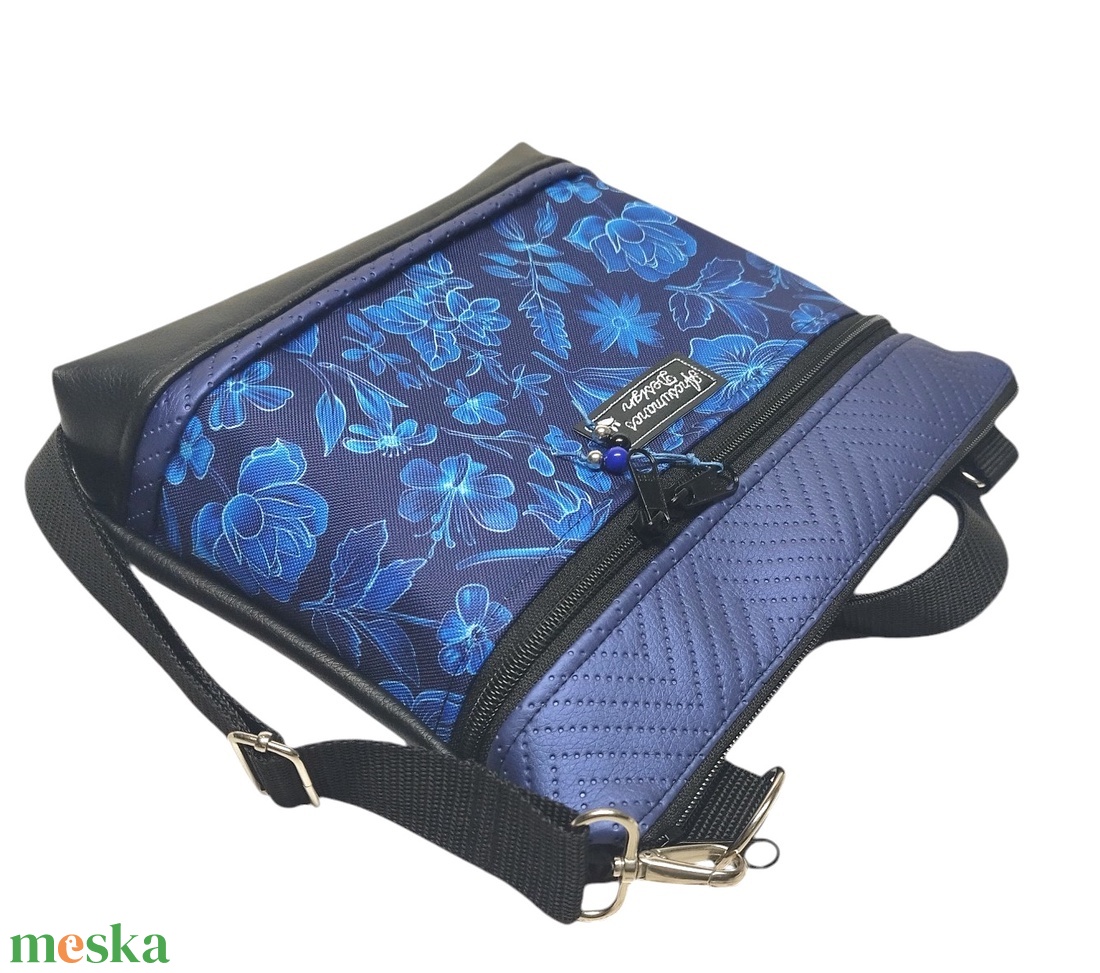 Bella crossbody oldaltáska 28x24cm - Éjjeli virágok fekete-kék - táska & tok - kézitáska & válltáska - vállon átvethető táska - Meska.hu Bella crossbody oldaltáska 28x24cm - Éjjeli virágok fekete-kék - táska & tok - kézitáska & válltáska - vállon átvethető táska - Meska.hu