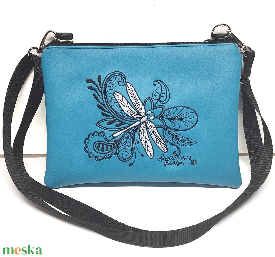 Elegáns hímzett borítéktáska Szitakötő fekete-türkiz - táska & tok - kézitáska & válltáska - vállon átvethető táska - Meska.hu Elegáns hímzett borítéktáska Szitakötő fekete-türkiz - táska & tok - kézitáska & válltáska - vállon átvethető táska - Meska.hu