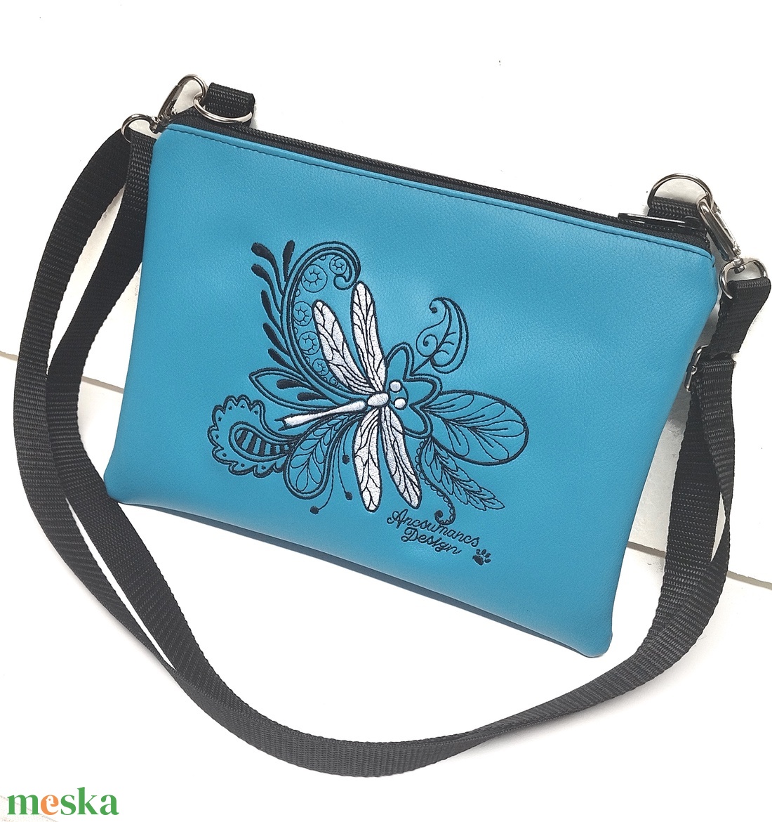 Elegáns hímzett borítéktáska Szitakötő fekete-türkiz - táska & tok - kézitáska & válltáska - vállon átvethető táska - Meska.hu Elegáns hímzett borítéktáska Szitakötő fekete-türkiz - táska & tok - kézitáska & válltáska - vállon átvethető táska - Meska.hu