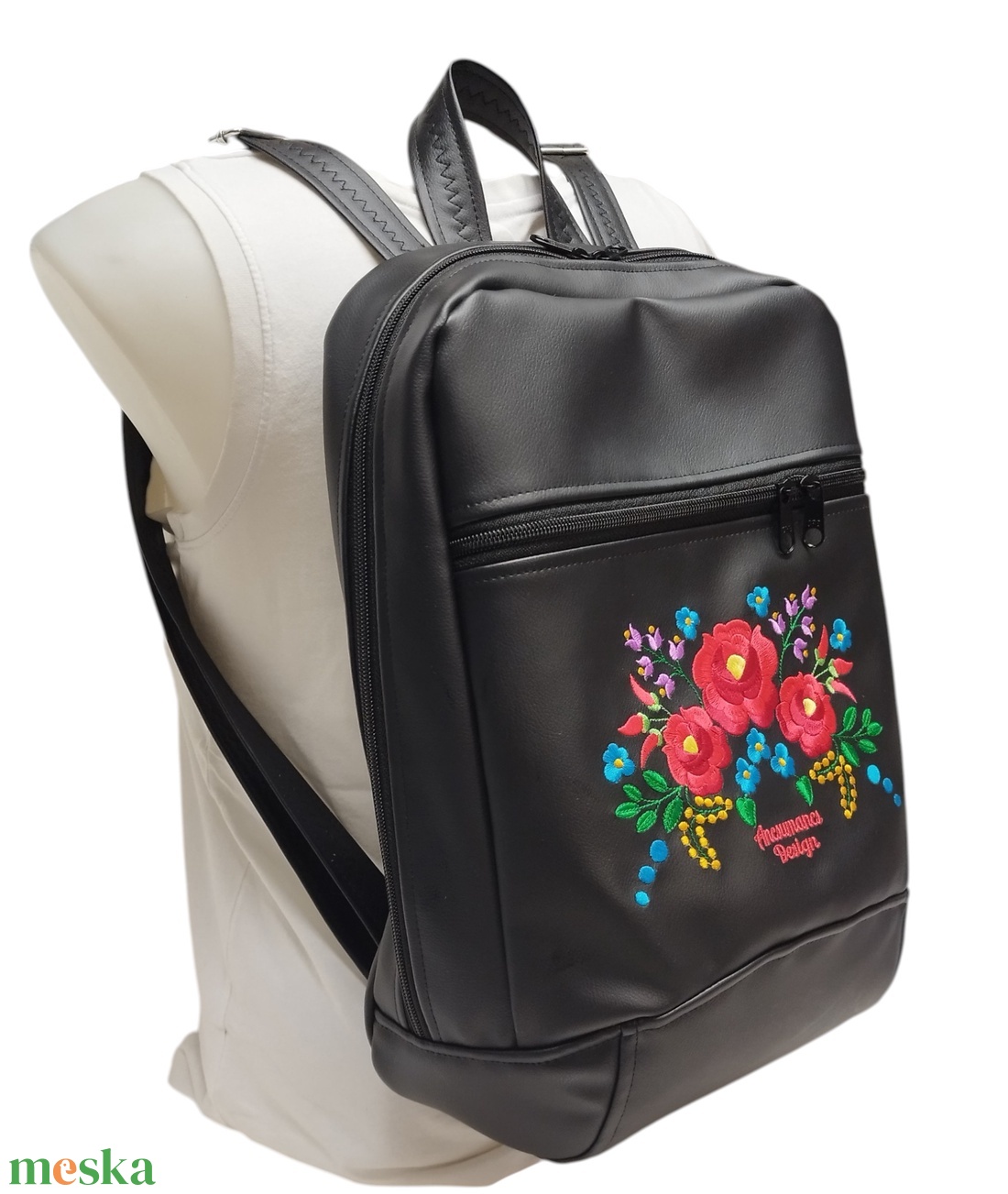 Noelle XL hátizsák - Hímzett Kalocsai virágos Hungarian Folkart08 Fekete alapon 38x32x13 - táska & tok - hátizsák - hátizsák - Meska.hu Noelle XL hátizsák - Hímzett Kalocsai virágos Hungarian Folkart08 Fekete alapon 38x32x13 - táska & tok - hátizsák - hátizsák - Meska.hu