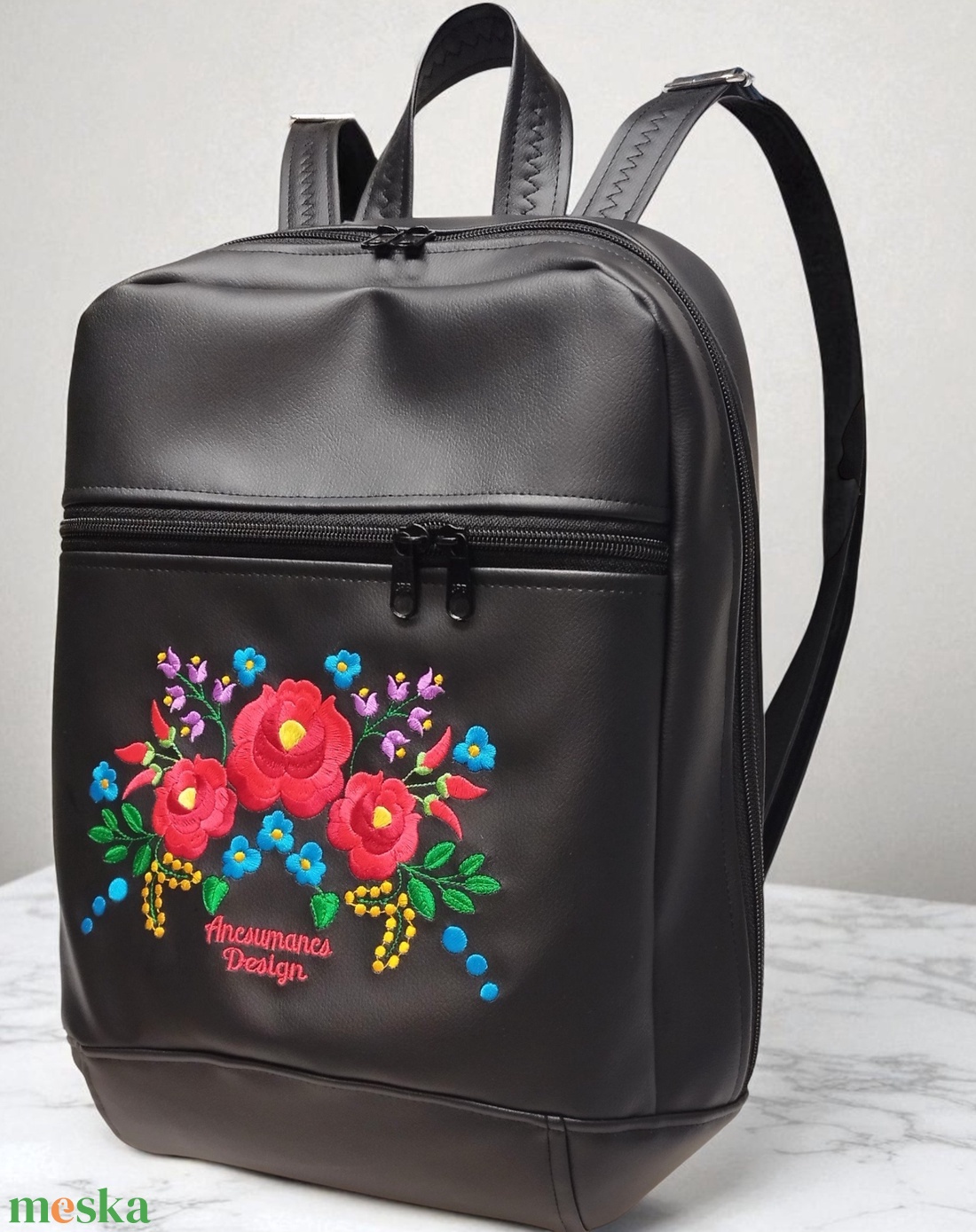 Noelle XL hátizsák - Hímzett Kalocsai virágos Hungarian Folkart08 Fekete alapon 38x32x13 - táska & tok - hátizsák - hátizsák - Meska.hu Noelle XL hátizsák - Hímzett Kalocsai virágos Hungarian Folkart08 Fekete alapon 38x32x13 - táska & tok - hátizsák - hátizsák - Meska.hu