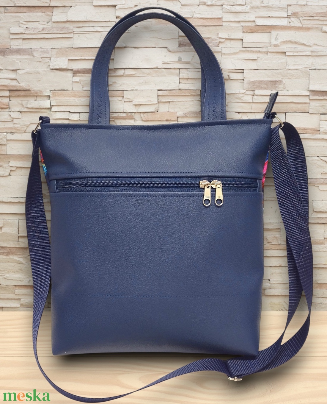 Melanie pakolós válltáska oldaltáska kézifüllel és heveder vállpánttal Karnevál - táska & tok - kézitáska & válltáska - vállon átvethető táska - Meska.hu Melanie pakolós válltáska oldaltáska kézifüllel és heveder vállpánttal Karnevál - táska & tok - kézitáska & válltáska - vállon átvethető táska - Meska.hu